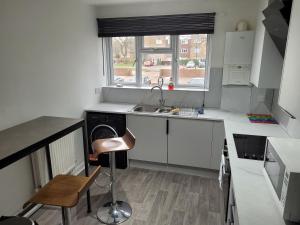 Η κουζίνα ή μικρή κουζίνα στο RentUnique Nimrod House 2 bed ample parking +8 φωτογραφίες
