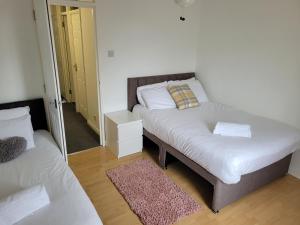 Dormitorio pequeño con cama y espejo en RentUnique Nimrod House 2 bed ample parking en Crawley