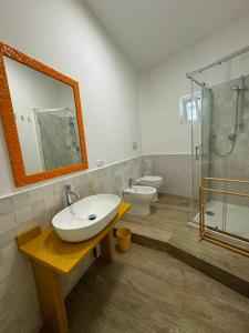 een badkamer met een wastafel, een douche en een toilet bij Molo '93 - RoomsAndSea in Belvedere Marittimo