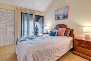 1 dormitorio con 1 cama, vestidor y ventana en Bohemian Beach Retreat - 2 Blocks to Ocean! en Myrtle Beach