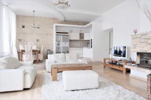 TV a/nebo společenská místnost v ubytování Old Town Luxury and Spacious Apartment (155 m2). 3 bedrooms. FREE parking