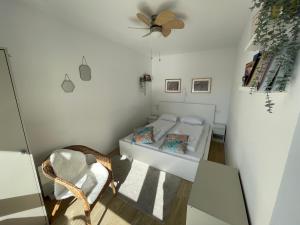 une petite chambre avec un lit et un ventilateur de plafond dans l'établissement Hilltom Dunes, à Rowy