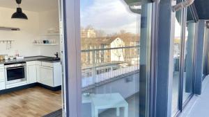 美茵河畔法蘭克福的住宿－Living in a penthouse in Frankfurt, with balcony for smokers，厨房享有阳台的景致。