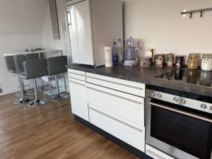 Schönes Erwachen im Frankfurter Penthouse 주방 또는 간이 주방