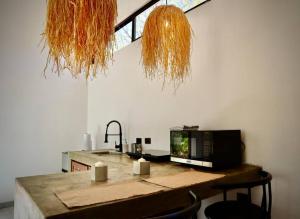 Příslušenství pro přípravu čaje a kávy v ubytování Highlight Studio Apartment in Playa Negra
