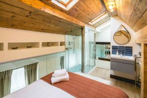 1 Schlafzimmer mit einem großen Bett und einem Badezimmer in der Unterkunft Knightsbridge Harrods 2 Bedrooms, 3 Beds, 2.5 Bath in London