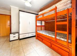 Vila BalneáriaにあるApto com WiFi a 140 metros da Praia do Caicara SPの二段ベッドが2つある寝室