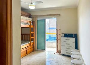 Vila BalneáriaにあるApto com WiFi a 140 metros da Praia do Caicara SPの二段ベッドと窓のある寝室 +21枚の写真