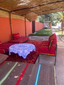 een kamer met rode banken en een bed bij Villa namaste in Casablanca