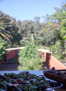 een tafel met een berg groenten bovenop bij Villa namaste in Casablanca