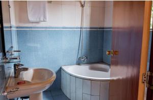 吉佳利的住宿－NYUMBANI CITY CENTER ACCOMODATION，浴室配有盥洗盆和浴缸。
