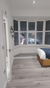 a bedroom with windows and a bed in it at 3 Bedroom, 3 Bathroom, Modern Apartment, Leicester in Leicester
