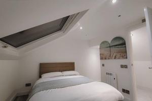 Łóżko lub łóżka w pokoju w obiekcie 3 Bedroom, 3 Bathroom, Modern Apartment, Leicester