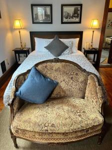 Een bed of bedden in een kamer bij iKlektik House Detroit / Trumbull Apartment