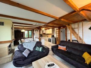 a living room with a couch and a table at L’atelier des rêves in Volmunster