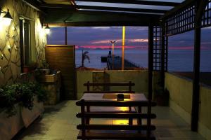 patio ze stołem i widokiem na ocean w obiekcie B&B Donna Nina w mieście Gioia Tauro