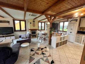a large living room with a kitchen and a living room at L’atelier des rêves in Volmunster