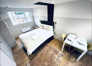 a small bedroom with a bed and a table at Charming En-Suite in London in London