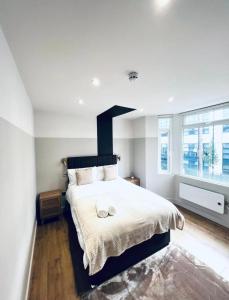 1 dormitorio con 1 cama grande y 2 toallas. en Charming En-Suite in London en Londres