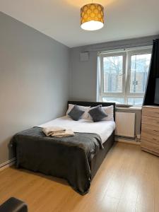 1 dormitorio con 1 cama y TV en 1 bedroom flat in Whitechapel, London en Londres