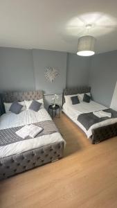 ロンドンにある1 bedroom flat in Whitechapel, Londonのベッドルーム(ベッド2台、ランプ付)