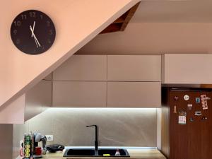 Kuchyň nebo kuchyňský kout v ubytování SkyView Oasis Premium Apartment