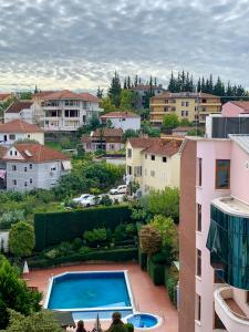 Bazén v ubytování SkyView Oasis Premium Apartment nebo v jeho okolí