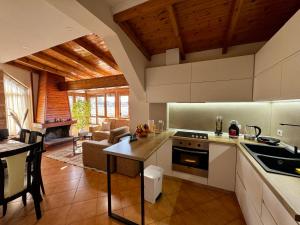 Kuchyň nebo kuchyňský kout v ubytování SkyView Oasis Premium Apartment