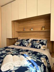 Postel nebo postele na pokoji v ubytování SkyView Oasis Premium Apartment