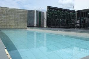 una piscina vacía con una pared de ladrillo en Hotel Vesta Boutique, en Neiva