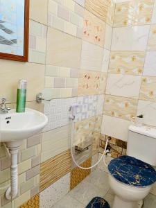 een badkamer met een toilet en een wastafel bij Lions house arusha Airbnb in Arusha