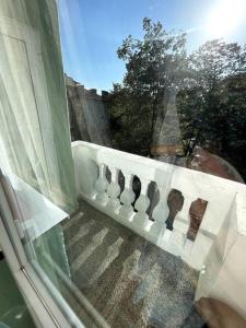 Blick auf eine Treppe aus dem Fenster in der Unterkunft Green Flat Sofia Historic Center in Sofia