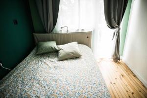 ein Schlafzimmer mit einem Bett mit zwei Kissen darauf in der Unterkunft Green Flat Sofia Historic Center in Sofia