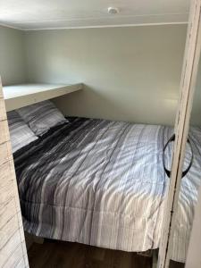 Dormitorio pequeño con cama y estante en Feel the Vibe en Pensacola