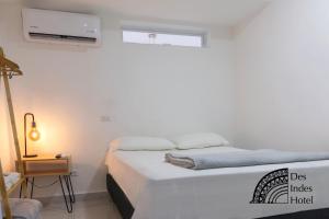 une petite chambre avec un lit et une fenêtre dans l'établissement DES INDES CARTAGENA, à Carthagène des Indes 14 autres photos