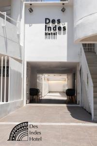 un edificio blanco con sillas en un pasillo en DES INDES CARTAGENA en Cartagena de Indias