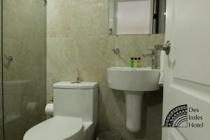a bathroom with a toilet and a sink at DES INDES CARTAGENA in Cartagena de Indias