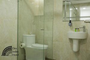 a bathroom with a toilet and a sink at DES INDES CARTAGENA in Cartagena de Indias