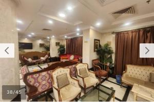 فندق البركة رويال في مكة المكرمة: غرفة معيشة كبيرة مع كراسي وأريكة