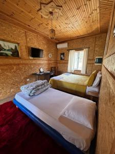 Postel nebo postele na pokoji v ubytování Bujtina Vjosa