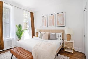 Un dormitorio con una gran cama blanca y una ventana en 91-1D 3BR 2baths Duplex with a Private Back yard - GYM, en Nueva York