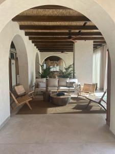 ein Wohnzimmer mit einem Sofa und einem Tisch in der Unterkunft Albades Hotel & Spa - Adults Only in Benicàssim