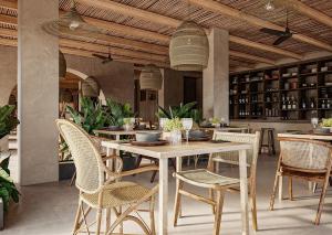 - une salle à manger avec une table et des chaises dans l'établissement Albades Hotel & Spa - Adults Only, à Benicàssim