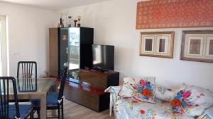 Cellamare的住宿－LA MANSARDA，带沙发和电视的客厅