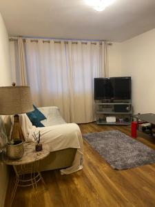 1 dormitorio con 1 cama y TV de pantalla plana en Lovely, spacious 1-bedroom apartment with *free parking en Mánchester