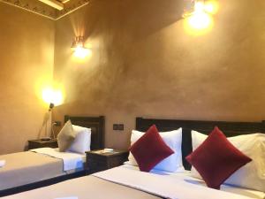 Postel nebo postele na pokoji v ubytování Kasbah Ennakb
