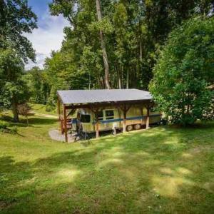 een huis met een tuinhuisje in een tuin bij Airstream at a Petting Zoo w/ Hot Tub in Sugar Grove