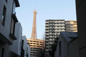 a view of the eiffel tower in the distance at Sunny - Studio confortable près de la Tour Eiffel in Paris