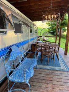 Χώρος καθιστικού στο Airstream at a Petting Zoo w/ Hot Tub