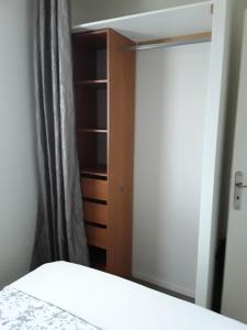 Ένα ή περισσότερα κρεβάτια σε δωμάτιο στο Appartement à 100 mètres de la plage